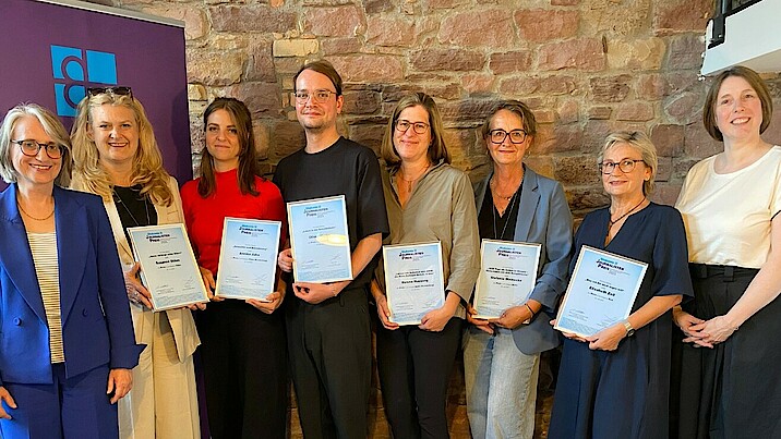 Bild zeigt die Preisträger bei der Übergabe der Urkunden